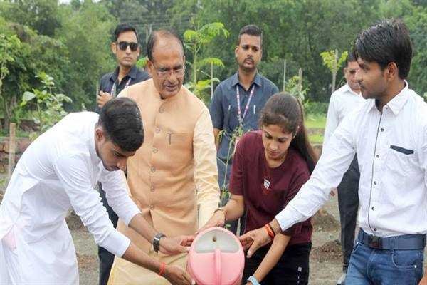 मुख्यमंत्री श्री चौहान ने पीपल, महुआ और केसिया के पौधे रोपे