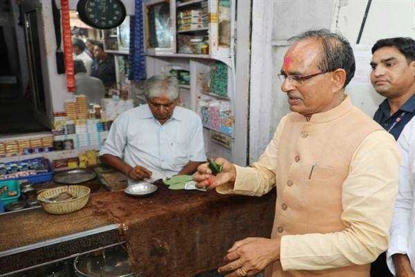मुख्यमंत्री ने इंदौरी पान का स्वाद चखा