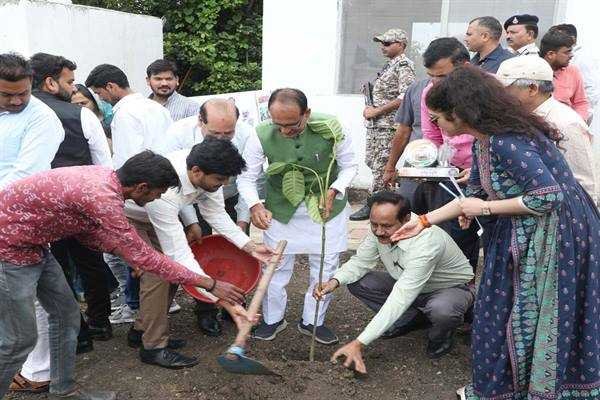 मुख्यमंत्री श्री चौहान के साथ पौधे लगाकर आरंभ किया मेरी माटी-मेरा देश, मिट्टी को नमन-वीरों का वंदन अभियान