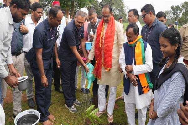 मुख्यमंत्री  चौहान ने मेरी माटी मेरा देश कार्यक्रम के अंतर्गत अमरकंटक में लगाये 75 पौधे