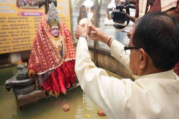 मुख्यमंत्री  चौहान ने माँ नर्मदा के पूजन-अर्चन से की दिन की शुरूआत, अमर कंठेश्वर शिव का किया रुद्राभिषेक