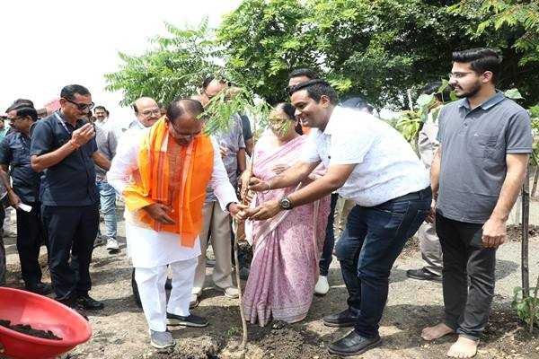 मुख्यमंत्री श्री चौहान ने बरगद, कदंब और गुलमोहर के रोपे पौधे