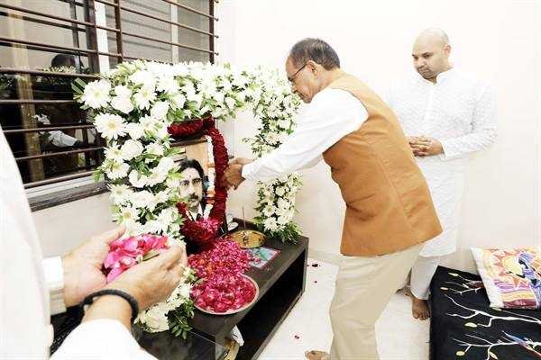 मुख्यमंत्री श्री चौहान ने स्व. संजीव मोहन गुप्त के निवास पहुँचकर परिजनों को संवेदना दी