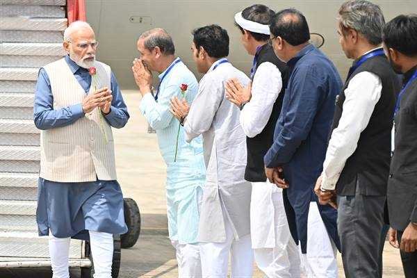 प्रधानमंत्री श्री मोदी का खजुराहो विमानतल पर हुआ आत्मीय स्वागत