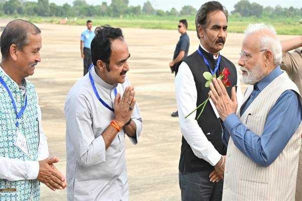 प्रधानमंत्री को खजुराहो विमानतल पर दी गई भावभीनी विदाई