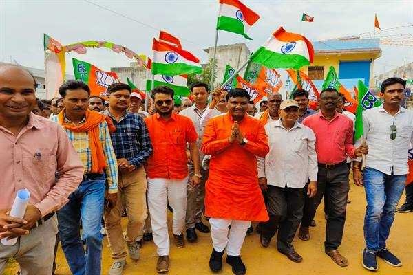 आयुष मंत्री श्री कावरे बालाघाट के परसवाड़ा में तिरंगा यात्रा में हुए शामिल