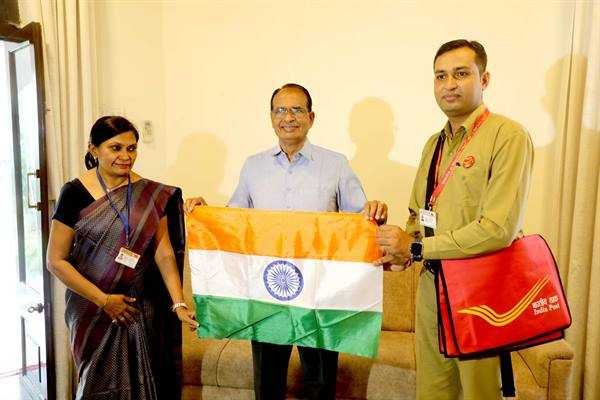 मुख्यमंत्री श्री चौहान को डाक विभाग द्वारा हर घर तिरंगा अभियान में तिरंगा भेंट