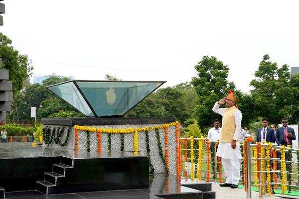 मुख्यमंत्री श्री चौहान ने शौर्य स्मारक पहुँचकर शहीदों को नमन किया