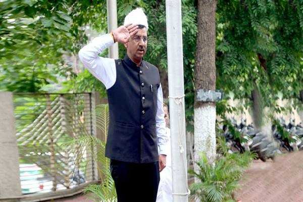 आयुक्त जनसम्पर्क श्री सिंह ने जनसम्पर्क संचालनालय में किया ध्वजारोहण