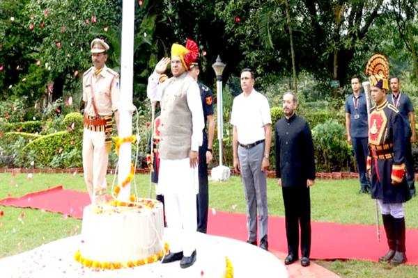 राज्यपाल मंगुभाई पटेल ने राजभवन पचमढ़ी में किया ध्वजारोहण