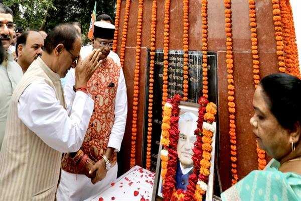 मुख्यमंत्री श्री चौहान ने पूर्व प्रधानमंत्री स्व.  वाजपेयी और वीरांगना रानी अवंती बाई की प्रतिमा पर पुष्प अर्पित कर नमन किया