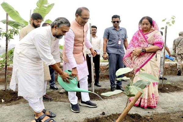 मुख्यमंत्री श्री चौहान ने किया पौध-रोपण