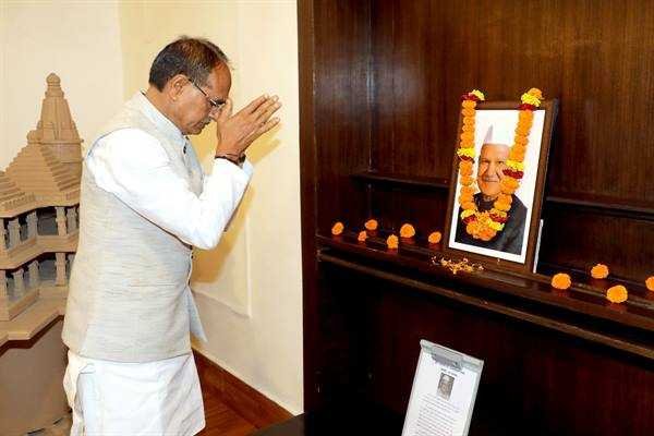 मुख्यमंत्री श्री चौहान ने पूर्व राष्ट्रपति डॉ. शर्मा को किया नमन
