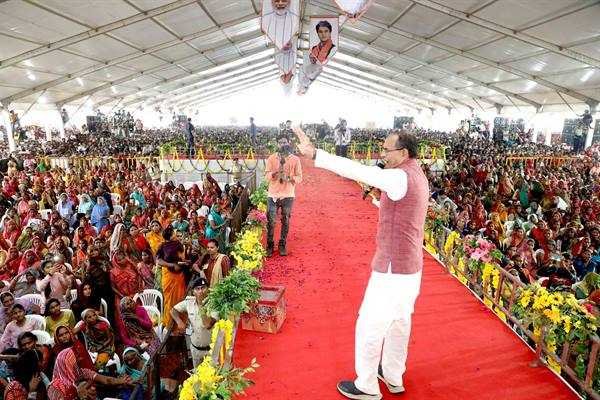 एक वर्ष में बहनों के खातों में पहुँचेंगे 15 हजार करोड़ रूपये : मुख्यमंत्री