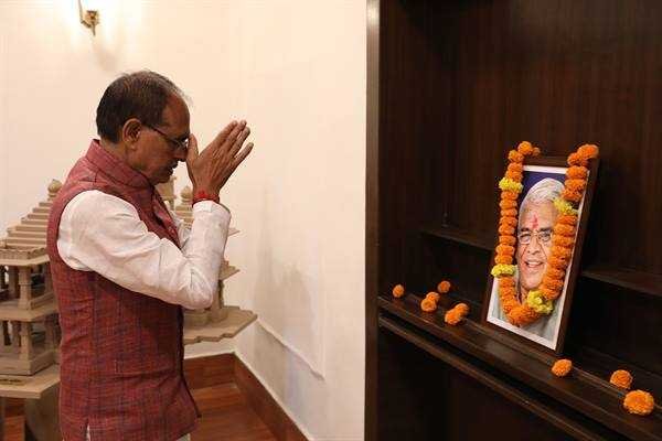 मुख्यमंत्री श्री चौहान ने पूर्व मुख्यमंत्री स्व. श्री गौर की पुण्य-तिथि पर किया नमन