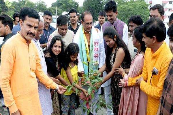 मुख्यमंत्री श्री चौहान ने नीम, मौलश्री और गूलर के पौधे रोपे