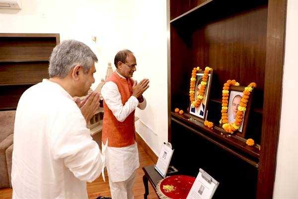 मुख्यमंत्री श्री चौहान ने अमर शहीद राजगुरु की जयंती और पूर्व केंद्रीय मंत्री स्व. श्री जेटली की पुण्य-तिथि पर किया नमन
