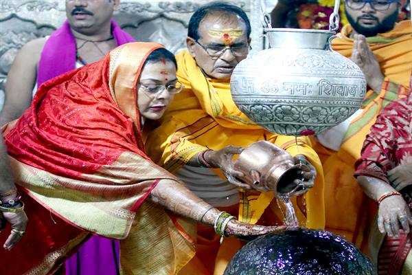 मुख्यमंत्री ने सपत्निक भगवान महाकाल के दर्शन कर पूजा-अर्चना की