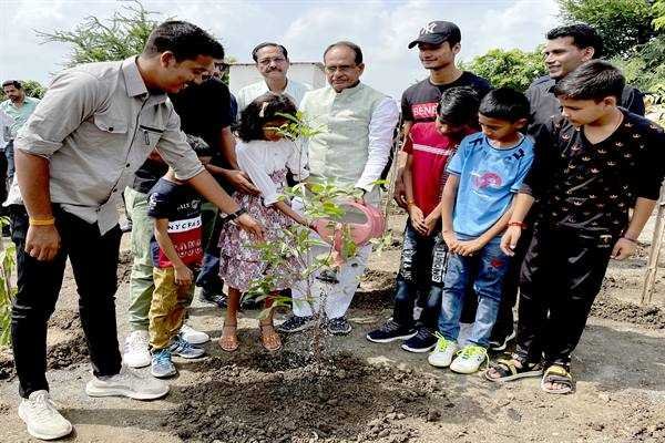 मुख्यमंत्री श्री चौहान ने करंज, कदम्ब और गुलमोहर के पौधे रोपे