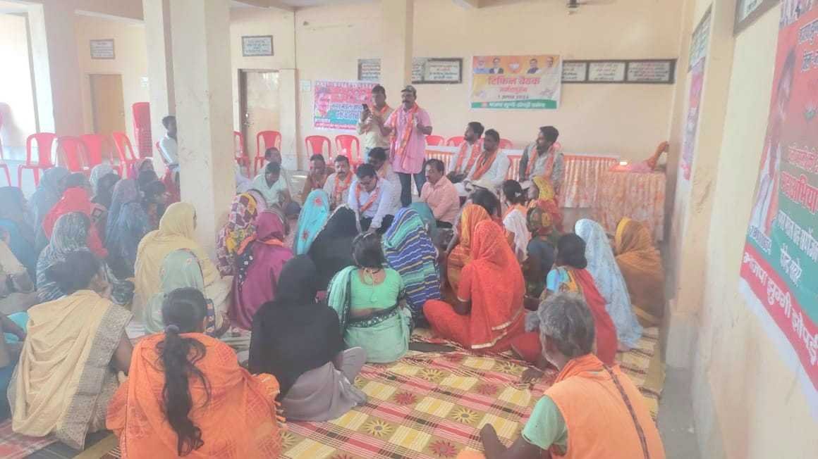 केंद्र और राज्य सरकार की जन कल्याणकारी योजनाओं का बखान बस्तियों में जाकर करे प्रकोष्ठ की बस्ती टोली