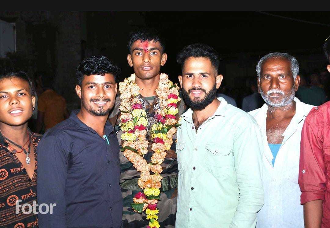 सेना में ट्रेनिंग लेकर लौटे जवान का गांव में हुआ जोरदार स्‍वागत