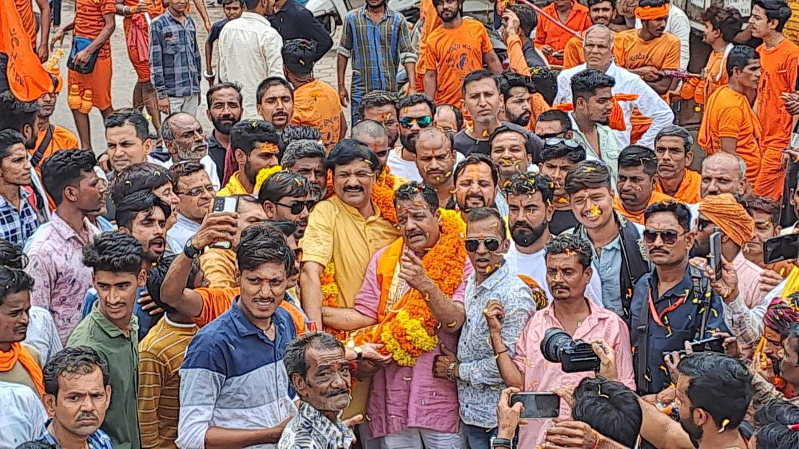 शहर में निकली महादेव गढ़ की कावड़ यात्रा का पुष्प वर्षा कर हुआ जोरदार स्वागत