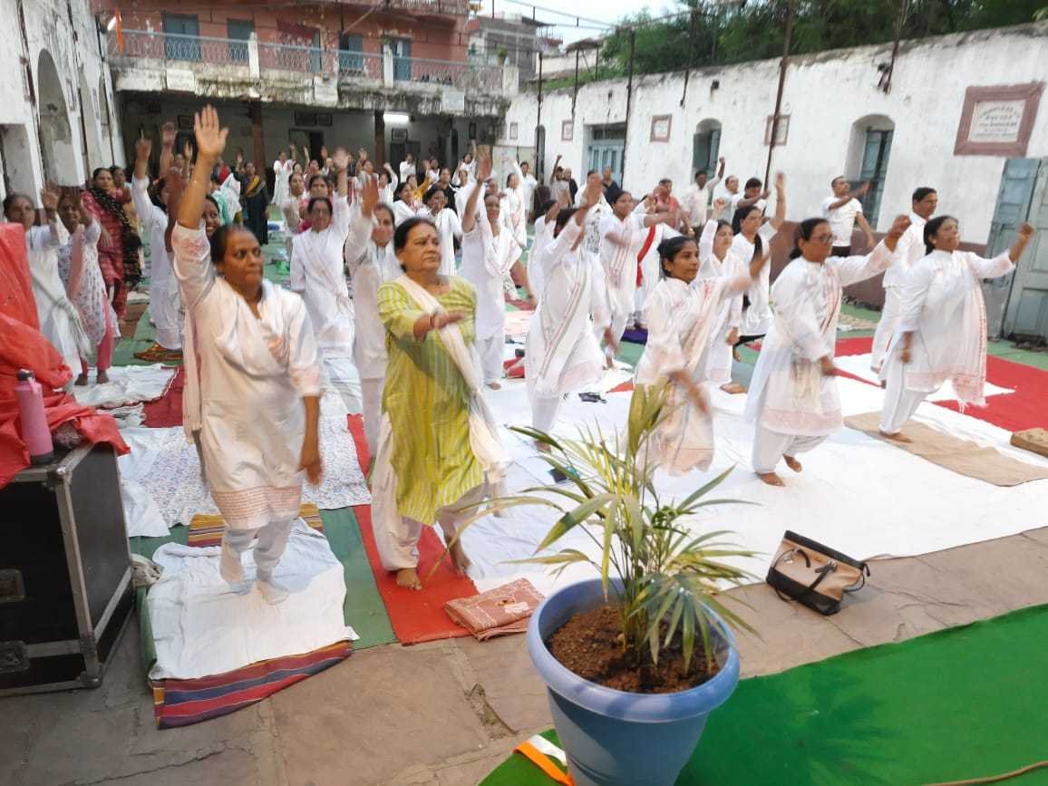 योग से शारीरिक एवं मानसिक उन्नति के साथ-साथ आध्यात्मिक उन्नति भी होती है