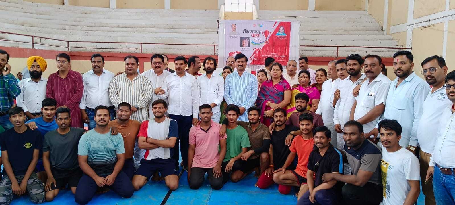 विधायक कप कबड्डी प्रतियोगिता  का विधायक देवेंद्र वर्मा ने किया शुभारंभ