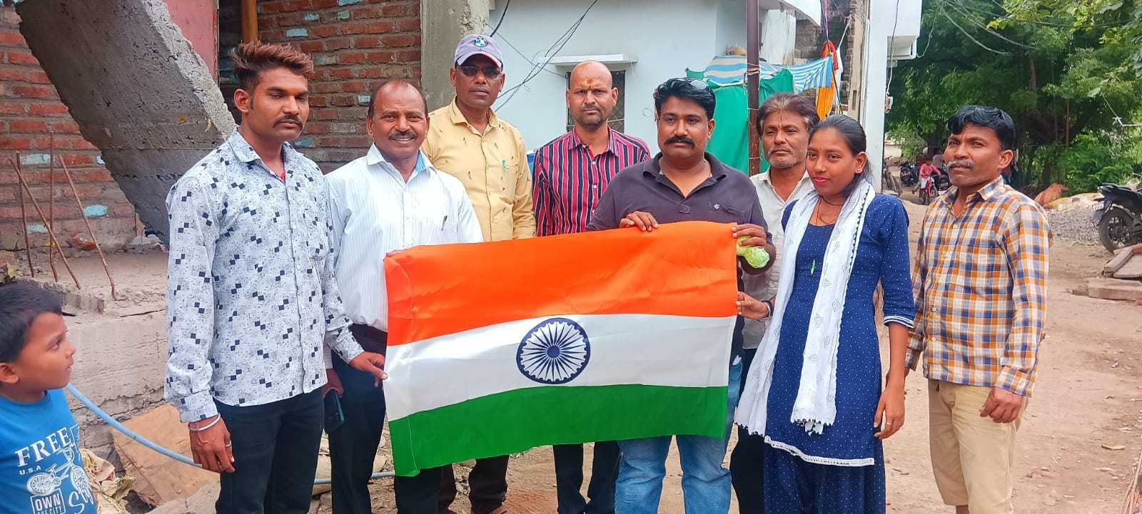 हर घर तिरंगा अभियान के अंतर्गत सांसद, महापौर, विधायक के  साथ ही नागरिकों ने अपने-अपने घरों पर फहराया तिरंगा,