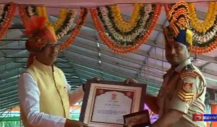 टिमरनी टीआई सुशील पटेल व हरदा के प्रधान आरक्षक बृजेश साहू हुए सम्मानित