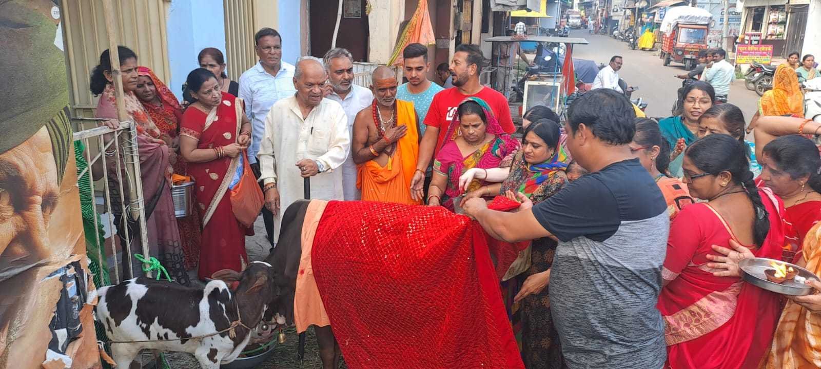 पवित्र पुरुषोत्तम मास में महिला मंडल द्वारा गौ माता का दान  किया गया,