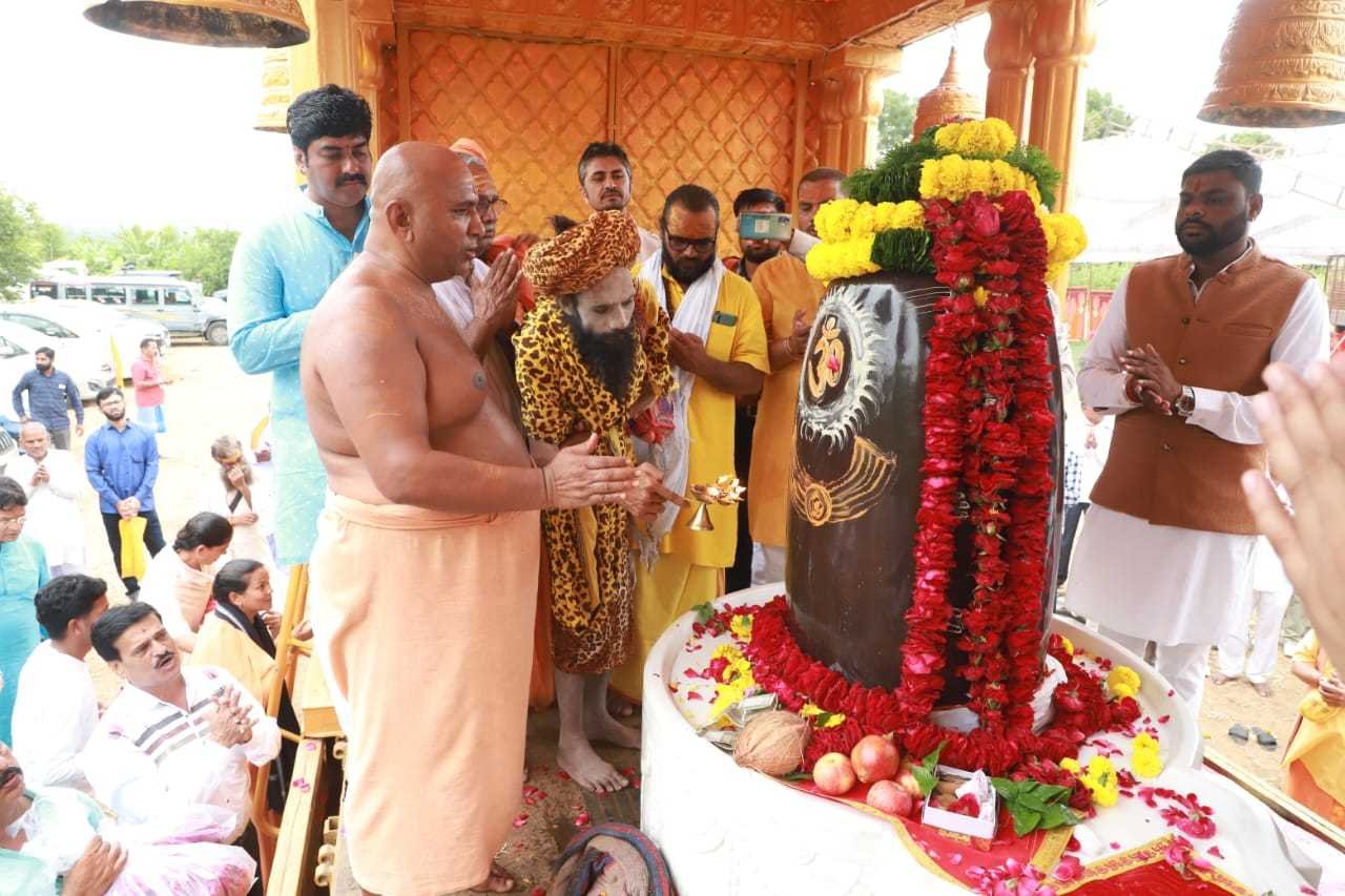 चार फीट के शिवलिंग को जल अभिषेक पूजा अर्चना कर अयोध्या के लिए किया रवाना