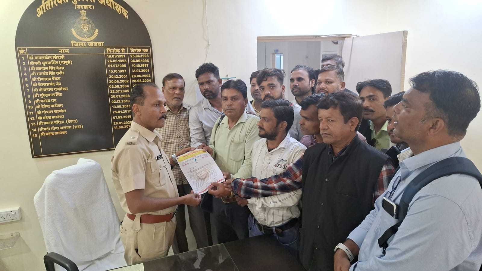 हरसूद में हुए पत्रकार पर हमले से आक्रोशित पत्रकारों ने एसपी कार्यालय पहुंचकर सौंपा ज्ञापन।