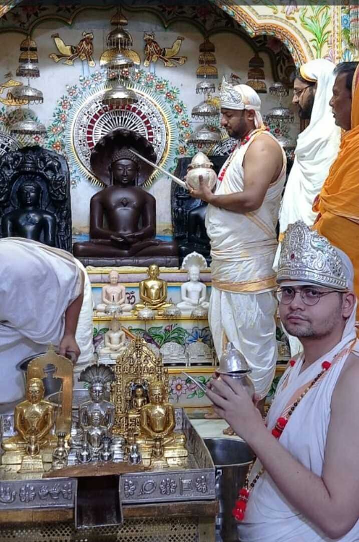 सर्राफा जैन मंदिर में मूल नायक पारसनाथ भगवान की शांति धारा के साथ श्रद्धालुओं ने चढ़ाया लाडू