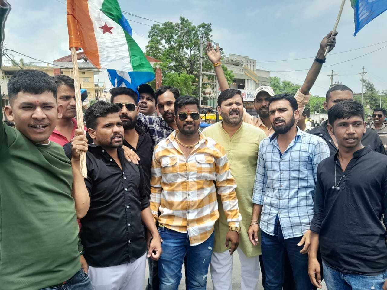 एनएसयूआई कार्यकर्ताओ शिवराज सिंह चौहान का पुतला दहन कर विरोध प्रदर्शन किया