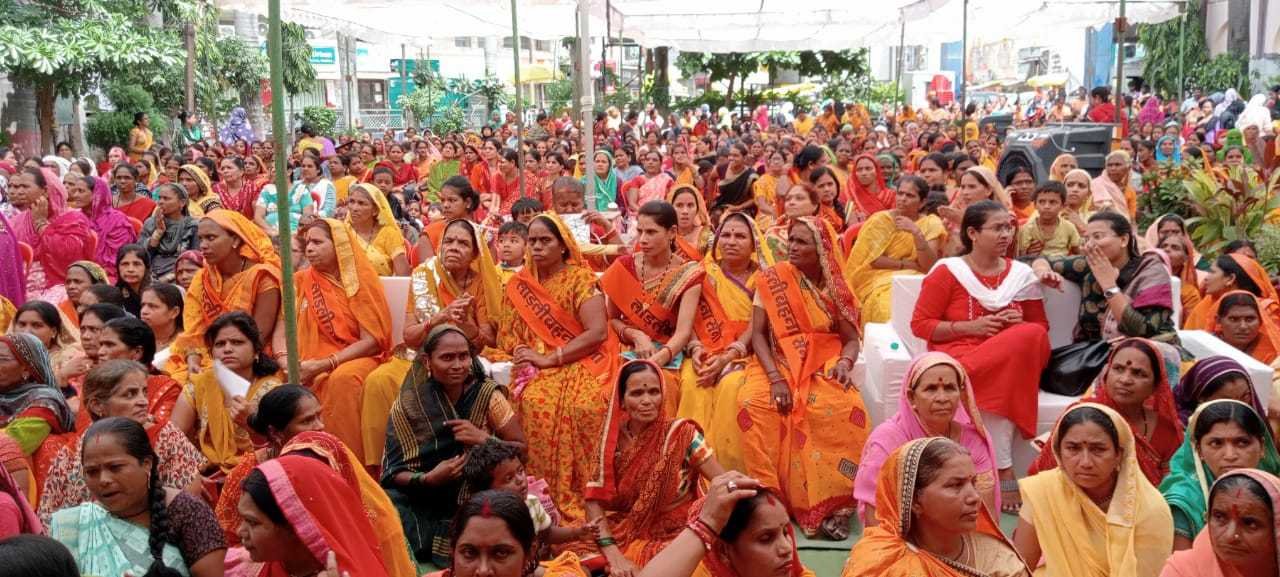 रक्षाबंधन पर लाडली बहनों को मुख्यमंत्री का तोहफा  प्रतिमाह 1250 रूपए के साथ 450 रूपए में मिलेगा गैस सिलेंडर  नगर निगम परिसर में लाडली बहनों ने देखा सीएम का लाइव कार्यक्रम  उपस्थित बहनों ने मुख्यमंत्री को भेजी राखियां