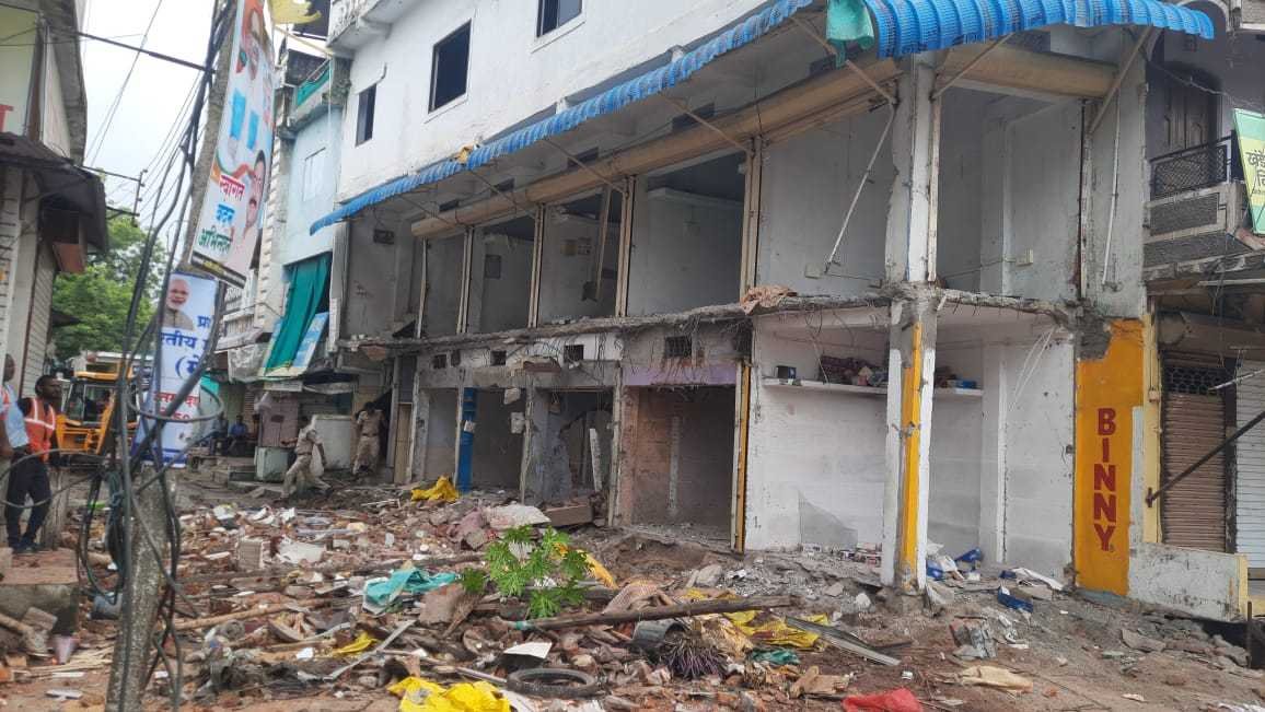 खातेगांव में नाबालिग लड़की से दुष्कर्म के आरोपी का मकान और दुकान का अवैध हिस्‍सा किया ध्वस्त