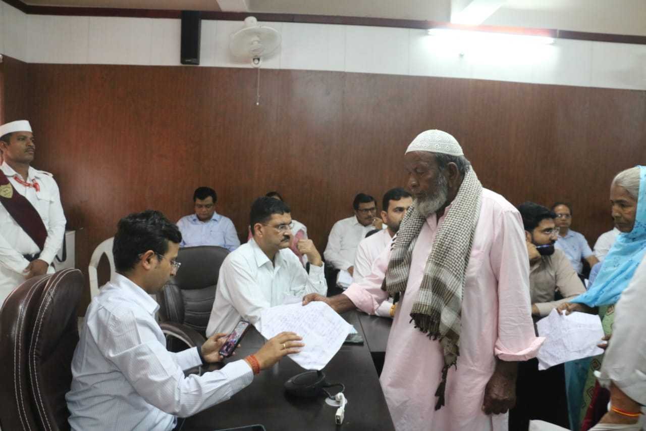 कलेक्टर ने किया जनसमस्याओं का किया निराकरण