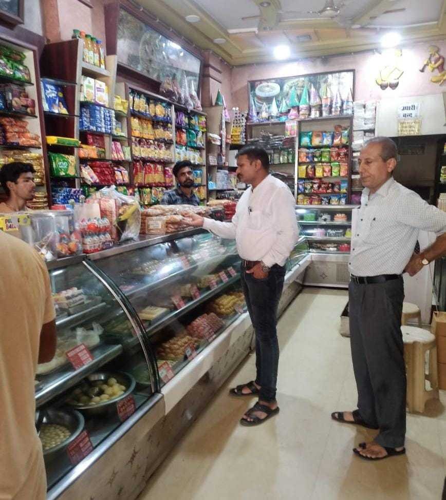 मिलावट से मुक्ति अभियान के तहत की गई खाद्य प्रतिष्ठानों की जांच