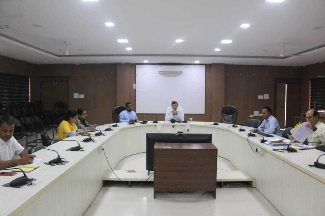 राजस्व प्रकरण अनावश्यक  लंबित ना रहे:कलेक्टर