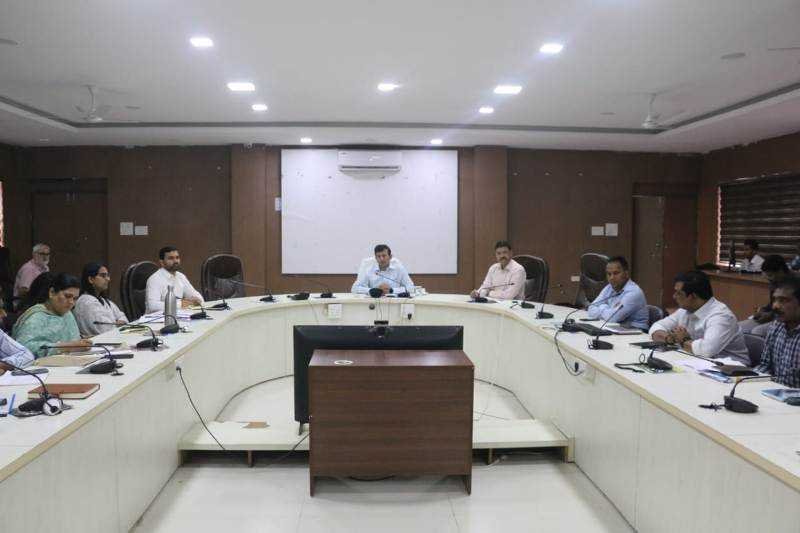 सीएम हेल्पलाइन की लंबित शिकायतों का त्वरित निराकरण कराएं: कलेक्टर