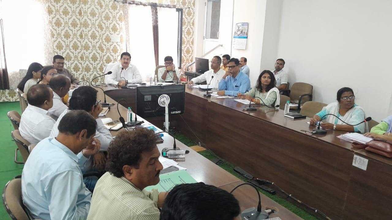 तीन सीडीओपी और सीएमओ हाटपीपल्या को कार्य में लापरवाही पर शोकाज नोटिस जारी करने के निर्देश