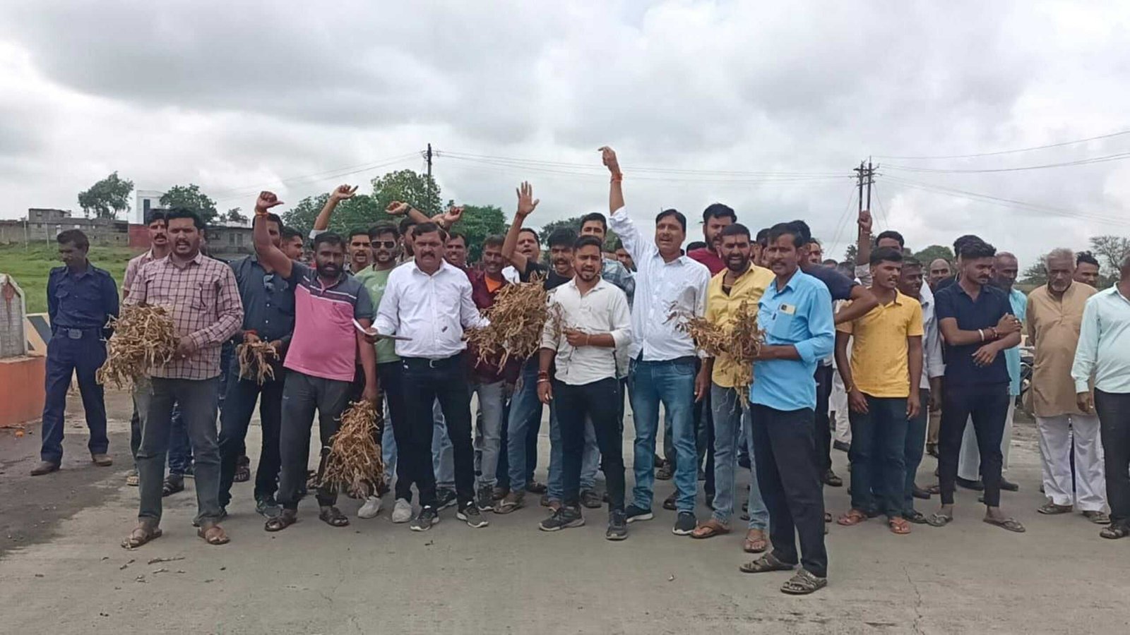 बारीश नही होने से किसान चिंतित, सुखा घोषित की मांग को लेकर रोड जाम कर सौंपा ज्ञापन
