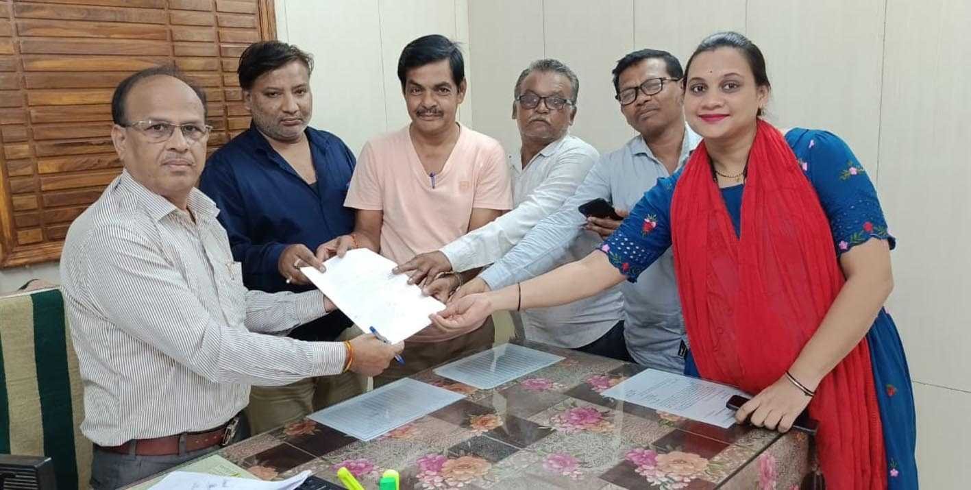 लिपिक संवर्ग ने ज्ञापन सौंपकर बताई समस्या