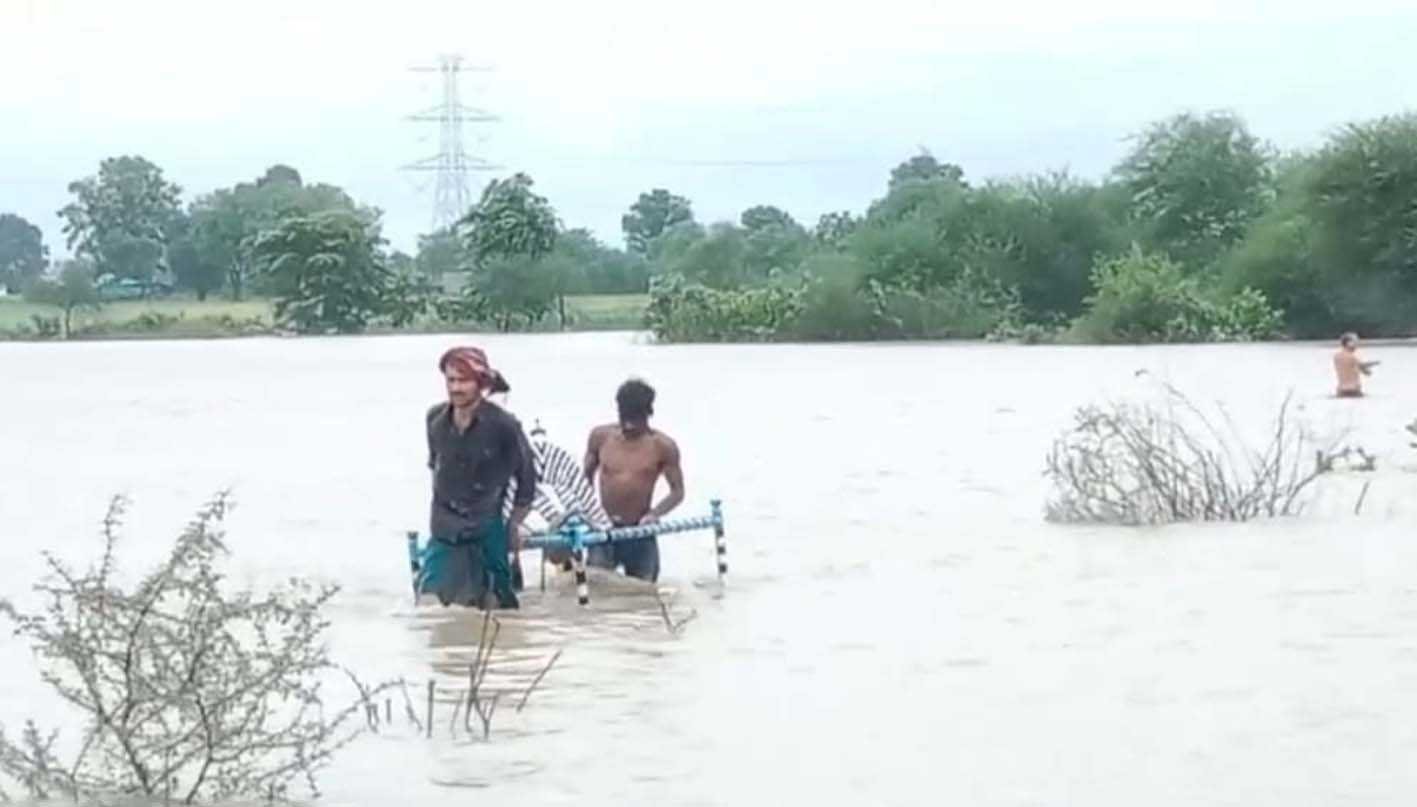 24 घंटे में 8 इंच बारिश, ऊफान पर नदी-नाले