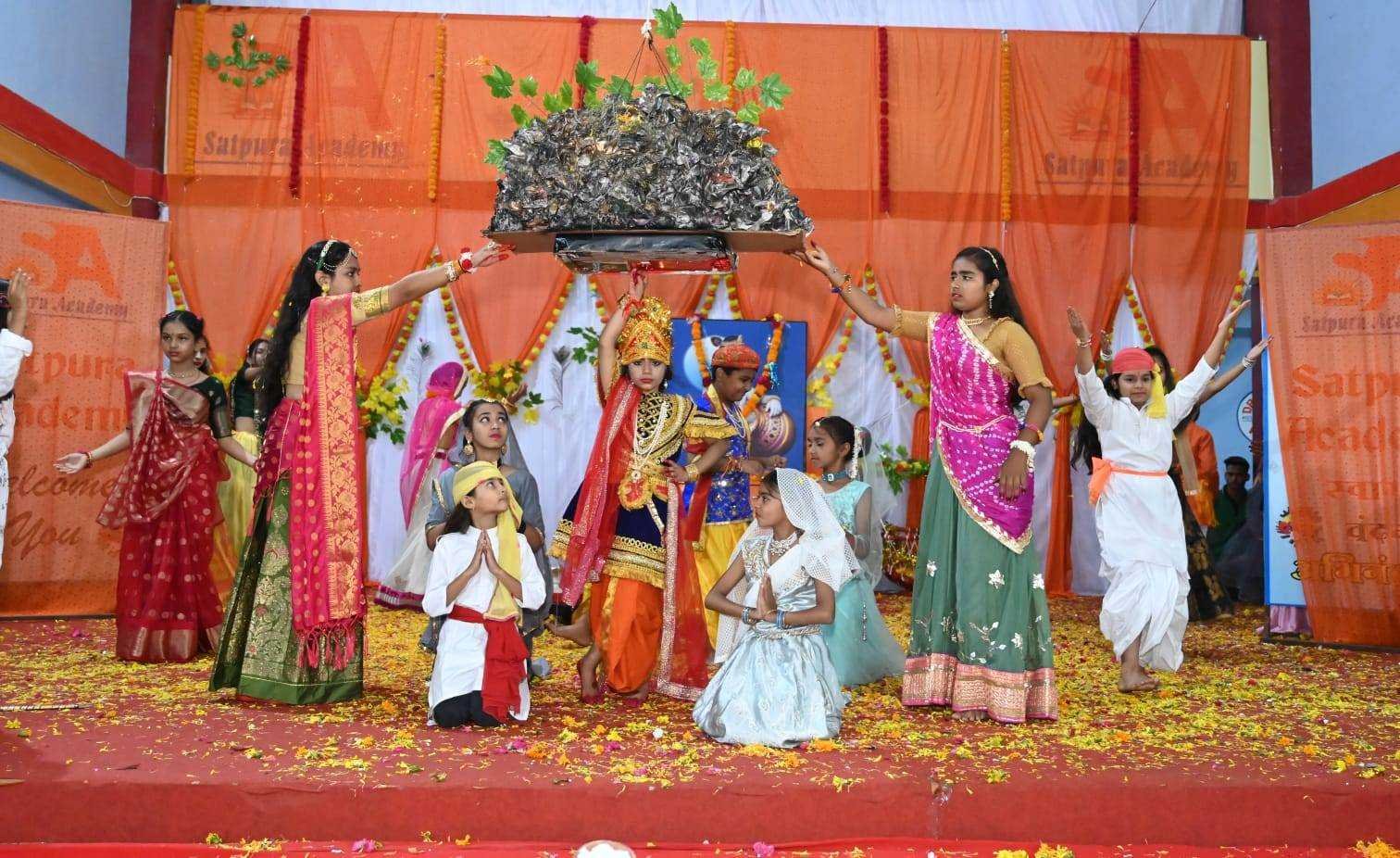 कृष्णा जन्माष्टमी पर दिनभर मंदिरों में लगा रहा भक्तों का तांता, भगवान का हुआ विशेष श्रृंगार