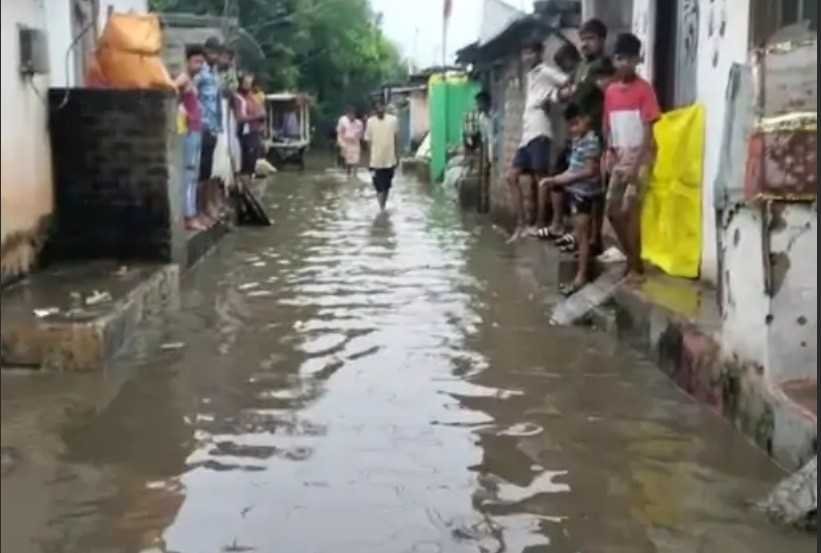 झमाझम बारिश से जिला अस्पताल में घुसा पानी, मरीज होते रहे परेशान
