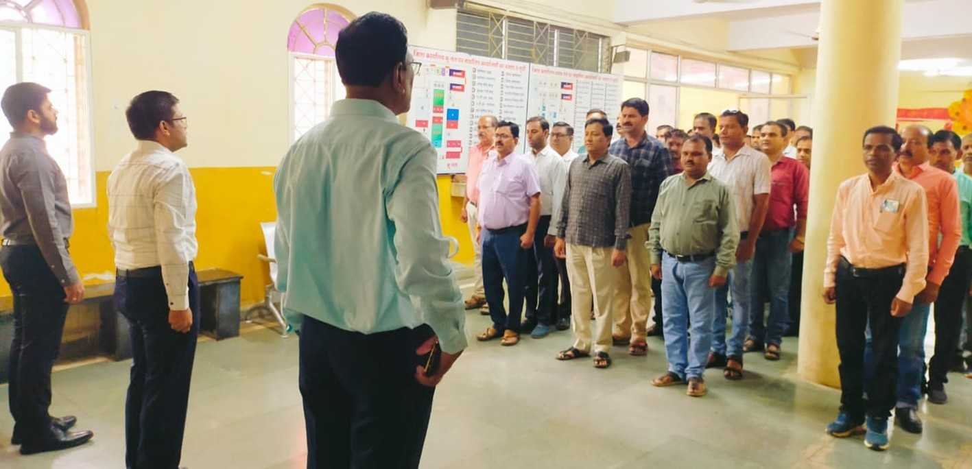 वंदेमातरम से शुरु हुई कार्य दिवस की शुरुआत