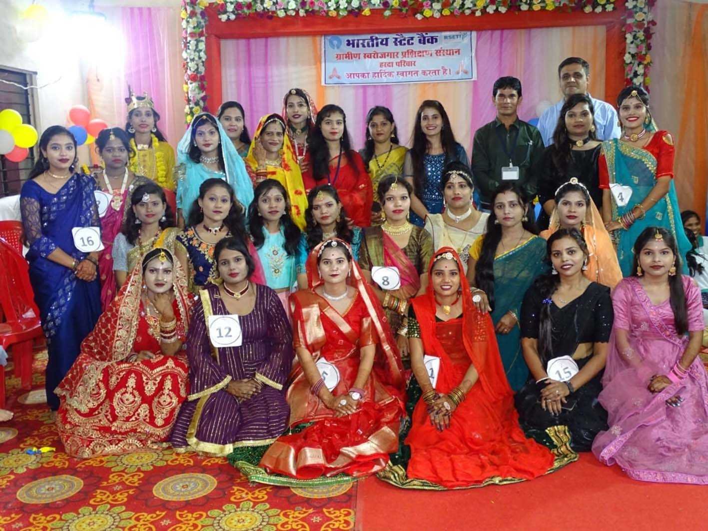 ग्रामीण स्वरोजगार प्रशिक्षण में सफल हुई गांवों की युवतियां