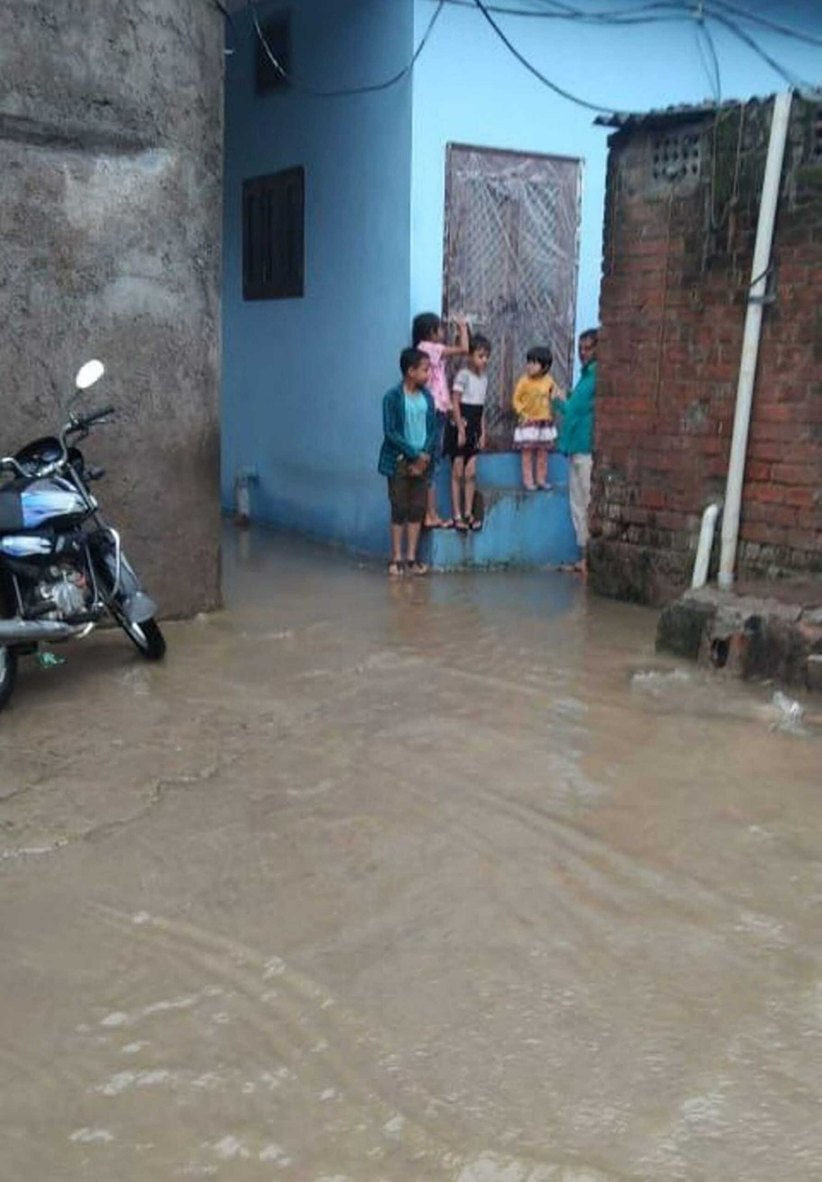 बारिश में घरों में घुसा पानी, नगर निगम के स्वच्छ भारत मिशन और विकास कार्यों की पोल खुली